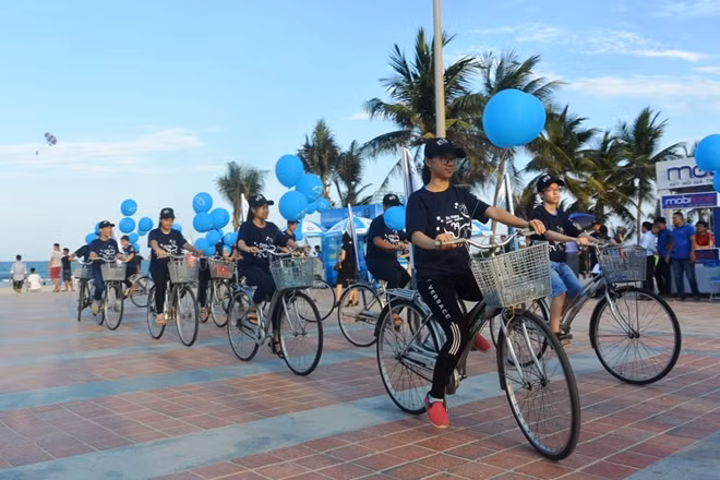 Đông đảo học sinh và du khách tại Đà Nẵng đã tham gia in dấu vân tay “Thay đổi nhỏ - ngàn năm xanh” chung tay bảo vệ môi trường du lịch biển.