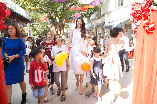 Hoa hậu Tiểu Vy tại chương trình kỷ niệm 18 năm thành lập Trung tâm nuôi dưỡng Trẻ mồ côi khuyết Tật Quê Hương trao tặng hơn 2000 phần quà cho người có hoàn cảnh khó khăn cùng 100 triệu đồng học bổng cho các em học sinh tại trung tâm.