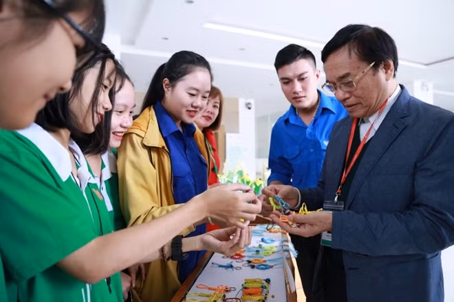 Các sinh viên và giảng viên ĐH Đông Á tham gia góp hoa về ngày hội hoa hướng dương 2019 và xây tủ sách dành tặng bệnh nhi ung thư Đà Nẵng.