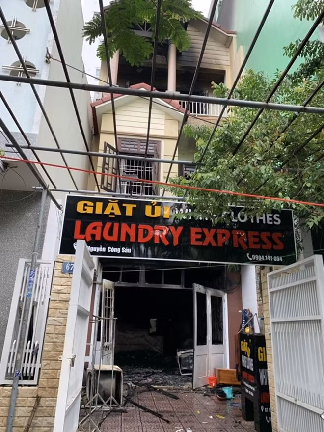Hiện trường vụ cháy tiệm giặt ủi khiến hai người bị thương.