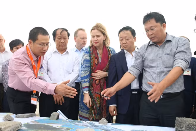 Bà Cornelia Van Nieuwenhuizen, Bộ trưởng Cơ sở hạ tầng và Quản lý nước Hà Lan đã hiến kế cho chính quyền thành phố Hội An “xây dựng các đảo nhân tạo ngay tại vùng Cửa Đại"