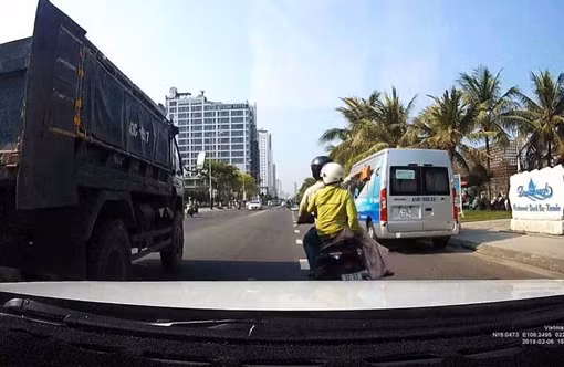 Cặp vợ chồng dùng gạch "tấn công" xe tải vì cho rằng bị chèn ép
