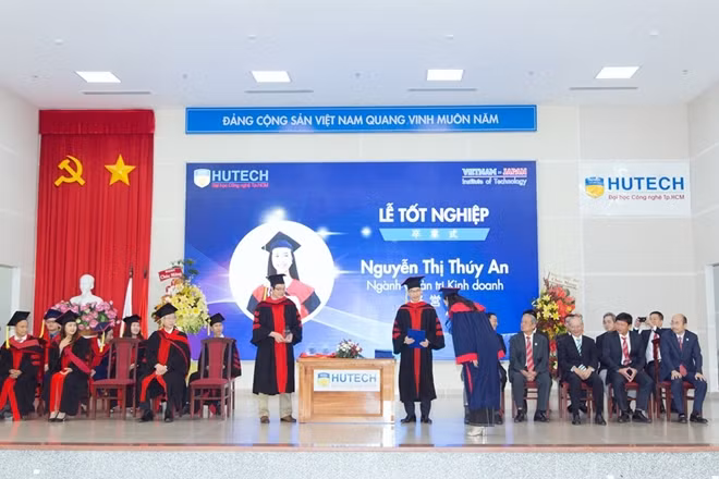 Có thể thấy, Á hậu Thúy An của hiện tại dù chỉ giản dị với với bộ đồ cử nhân cũng vẫn vô cùng xinh đẹp và cuốn hút.