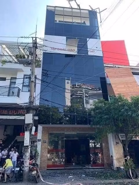 Hiện trường vị trí khung sắt trục tời từ tầng cao rơi xuống gây thương tích cho hai vợ chồng anh Quang.