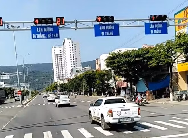 Đoàn xe Trung Nguyên Tập đoàn Trung Nguyên vượt đèn đỏ ở giao lộ Ngô Quyền - Chu Huy Mân (quận Sơn Trà, TP. Đà Nẵng) đã đến nộp phạt.