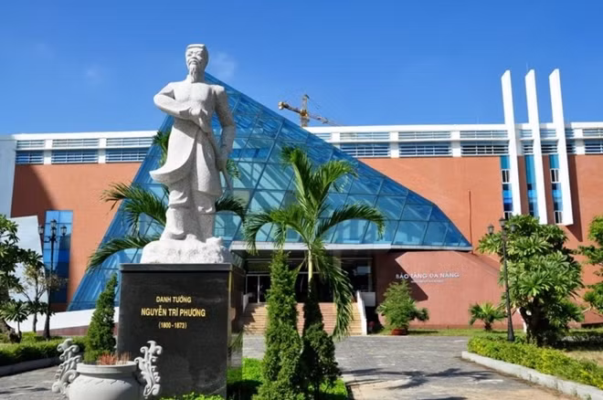 Du khách có thể tìm hiểu thông tin về tư liệu hiện vật tại Bảo tàng Đà Nẵng qua “Hệ thống thuyết minh đa ngữ qua thiết bị di động”.