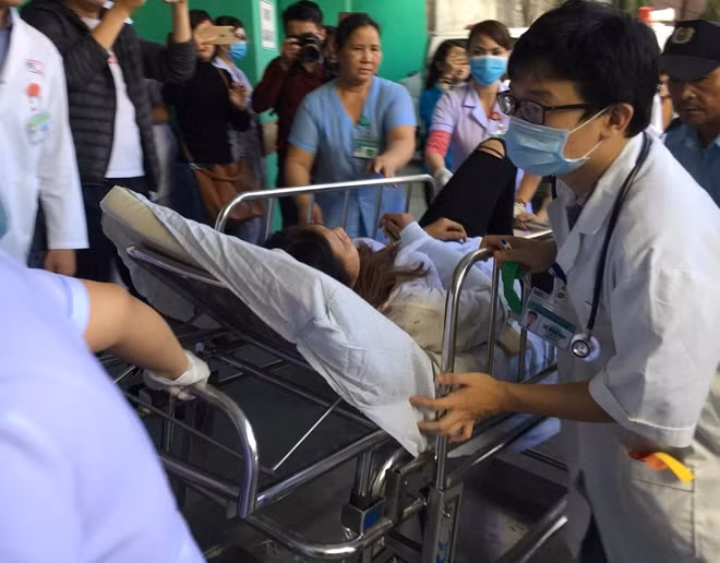 Bác sĩ của Bệnh viện Đa khoa Đà Nẵng tích cực cứu chữa các nạn nhân trong vụ TNGT nghiêm trọng trên đèo Hải Vân.