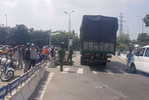 Đứng tim cảnh 2 người bị xe tải cuốn lồm cồm bò ra khỏi gầm ảnh 3