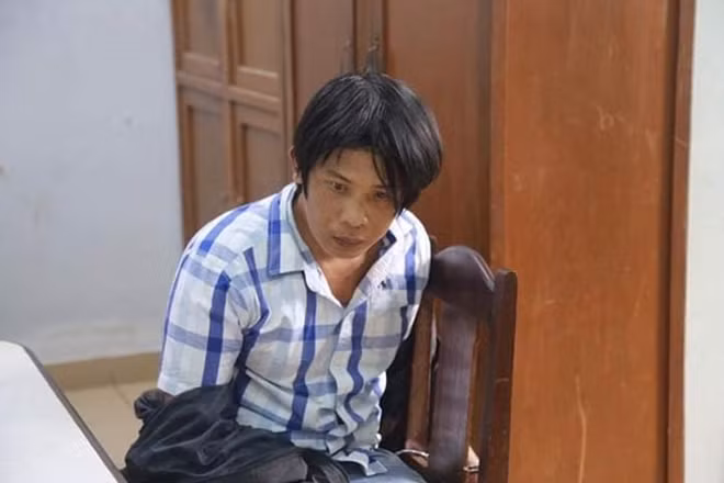 Đối tượng Nguyễn Hữu Dũng và tang vật kim tiêm dùng để chống trả lực lượng truy đuổi.