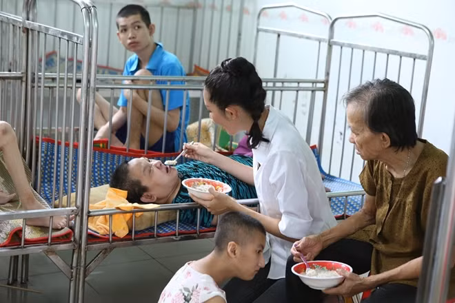 Những khoảnh khắc xúc động nhất trong cuộc gặp gỡ đầy nước mắt của nhân vật trong dự án “Gửi đời chút hương” đã giúp các thí sinh Miss World Việt Nam toát lên nét đẹp riêng của mình, đặc biệt tỏa sáng trong khoảnh khắc khiến người xem xúc động.