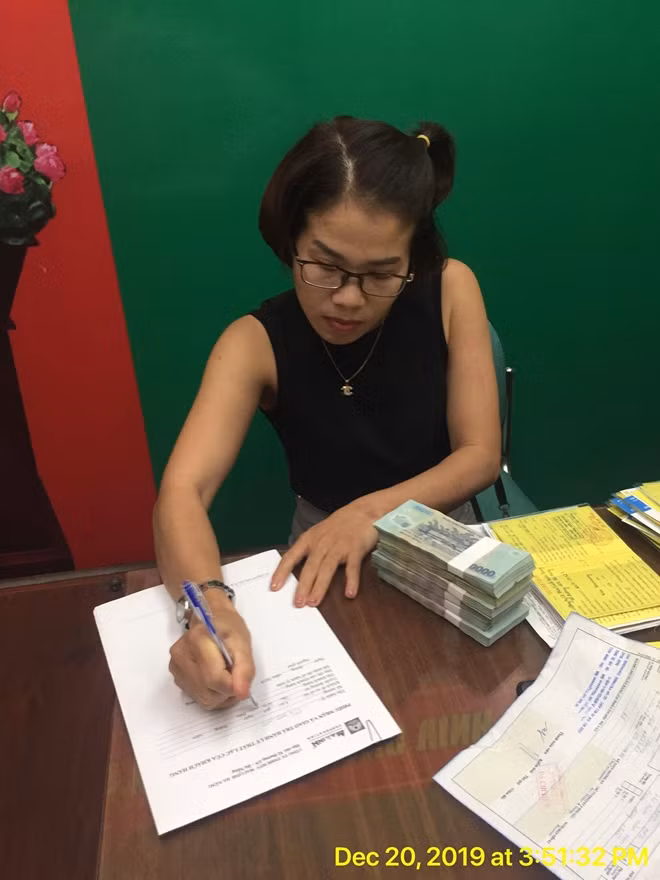 Nữ hàng khách Trần Thị Thiên đã may mắn nhận được túi xách có 256 triệu đồng sau gần 1h bỏ quên trên xe taxi.