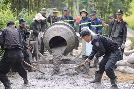 Công an Đà Nẵng giúp dân làm đường liên thôn giữa thời tiết nắng nóng