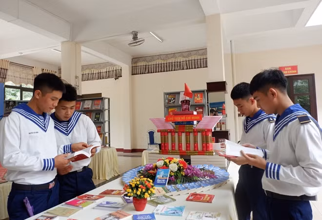 Các chiến sĩ trẻ tìm hiểu hình ảnh, tư liệu về di chúc của Chủ tịch Hồ Chí Minh tại triển lãm.