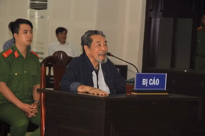 Bị cáo lừa đảo Đặng Huy Biền được Tòa cho phép ngồi để trả lời thẩm vấn vì tuổi cao sức yếu…
