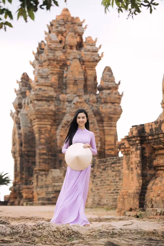Trong tà áo dài Việt, Hoa hậu Tiểu Vy, Á hậu Phương Nga và Á hậu Thúy An đã khám phá nghệ thuật kiến trúc bậc nhất tại tháp Po Klong Garai. Nơi được mệnh danh là cụm tháp Chăm đẹp nhất còn lưu lại tới ngày nay.
