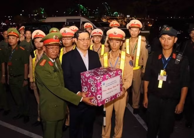 Ngay trong đêm giao thừa tối 4-2 (30 Tết), khi trực tiếp đến thăm và chúc tết tại “điểm nóng” bờ đông Cầu Rồng, Chủ tịch UBND TP Đà Nẵng Huỳnh Đức Thơ khen ngợi và đánh giá cao nỗ lực của lực lượng 911.