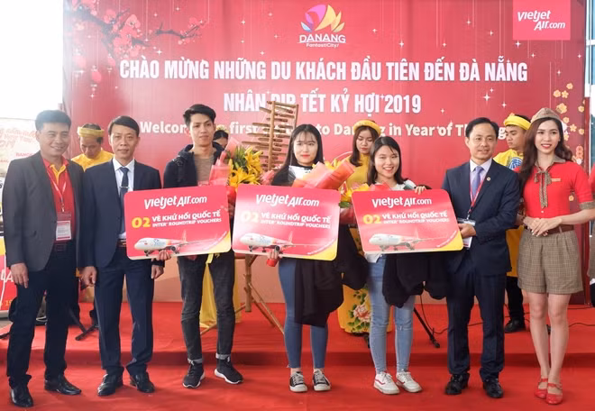 Sáng ngày 5-2 (ngày mùng một Tết Kỷ Hợi), TP. Đà Nẵng chào đón những vị khách "xông đất" bằng đường hàng không trên chuyến bay đầu tiên.