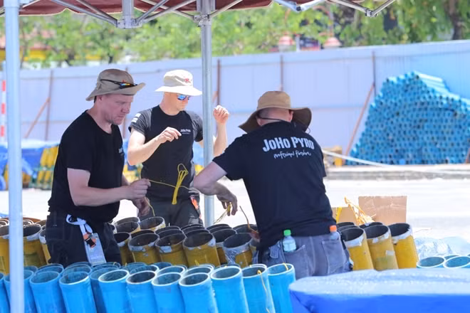 Tân binh Phần Lan hé lộ màn trình diễn của mình sẽ giống như một bản giao hưởng, ở đó, mỗi bông pháo như một nhạc cụ và mỗi thành viên trong đội là một nhạc công để tạo nên sợi dây kết nối giữa hiệu ứng hình ảnh và âm thanh ấn tượng, giàu cảm xúc cho khán giả.