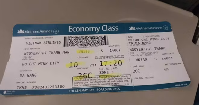 Hành khách trên chuyến bay VN138 lo lắng khi máy bay hai lần tiếp đất xuống sân bay quốc tế Đà Nẵng và lần thứ ba phải hạn cánh tại sân bay Phú Bài - Huế... (ảnh hành khách cung cấp).