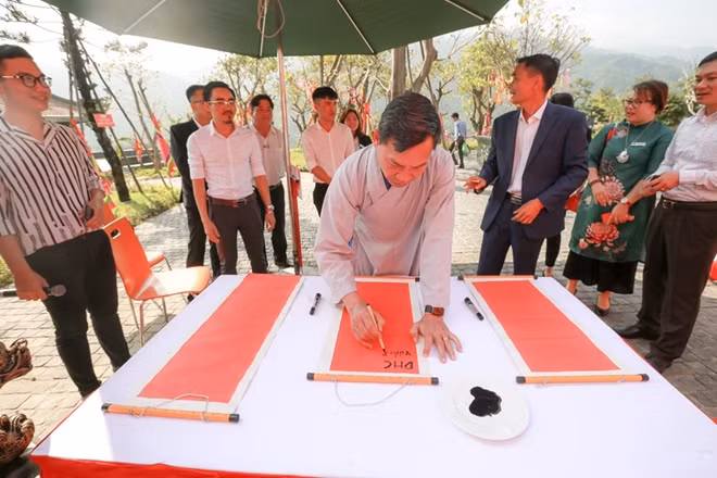 Lễ hội Thần Tài là một địa điểm tâm linh độc đáo đã du khách và người dân Đà Nẵng tham gia ngày đầu xuân.
