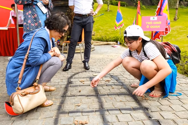 Tại Lễ hội Thần Tài du khách còn được tham gia trải nghiệm những trò chơi dân gian thú vị.