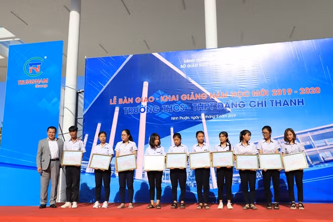 Đại diện Trungnam Group trao 20 suất học bổng, tổng giá trị 80 triệu đồng cho các em học sinh có hoàn cảnh khó khăn của trường THCS-THPT Đặng Chí Thanh.