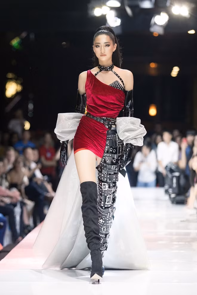Màn chào sân Miss World vô cùng ấn tượng của hoa hậu Lương Thùy Linh khi lọt Top40 phần thi Top Model tại Miss World.
