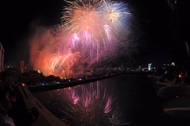 Màn trình diễn mở màn cho DIFF 2019 là “Double Legendary Shore” – Đôi bờ huyền thoại của đội Đà Nẵng - Việt Nam đã gây bất ngờ cho khán giả bằng câu chuyện hùng tráng và tự hào của thành phố trẻ Đà Nẵng.