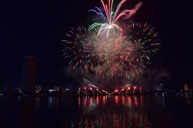 Đội pháo hoa Fireworks Center Khan – Nga khiến khán giả ngỡ ngàng bởi vẻ đẹp của một dòng Volga xinh đẹp qua phần trình diễn “Dance of fire and water – Vũ điệu của nước và lửa”.
