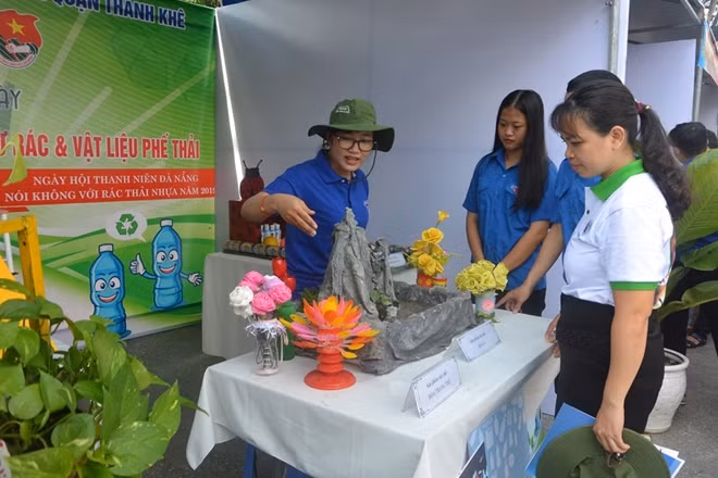 Hàng trăm thanh niên, đoàn viên của Đà Nẵng đã tổ chức nhiều hoạt động như: đổi rác lấy quà, thi sáng tác pano tuyên truyền, thời trang tái chế, trưng bày các sản phẩm tái chế từ rác và vật liệu phế thải...thu hút không chỉ đông người dân mà còn rất nhiều du khách trong nước và quốc tế tại TP. Đà Nẵng cùng tham gia.