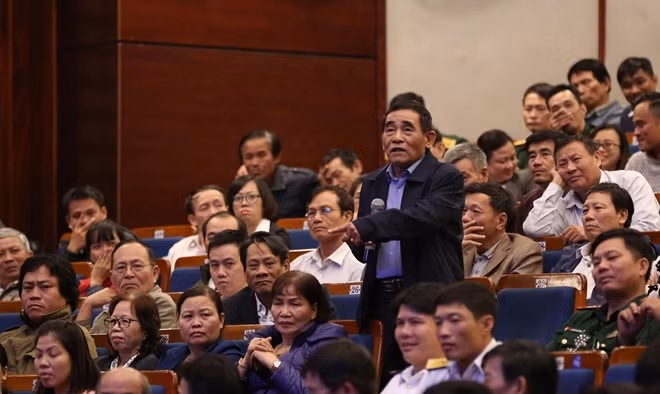 Cử tri Nguyễn Quang Nga (phường Tân Chính, quận Khanh Khê): Công tác phòng, chống tham nhũng phải làm sao phải đảm bảo nghiêm minh, xử lý các sai phạm thì quan cũng như dân, có như vậy thì mới lấy lại được niềm tin của nhân dân"…
