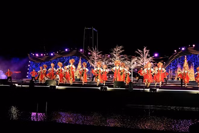 Điểm nhấn của DIFF 2019 là sân khấu nổi thuộc dạng “khủng” với mức đầu tư lên tới gần 30 tỷ đồng cùng dàn nghệ sĩ trong nước và quốc tế lớn nhất từ trước đến nay sẽ biểu diễn hứa hẹn đem lại cho gần 17.000 khán giả một đêm khai mạc bùng nổ.