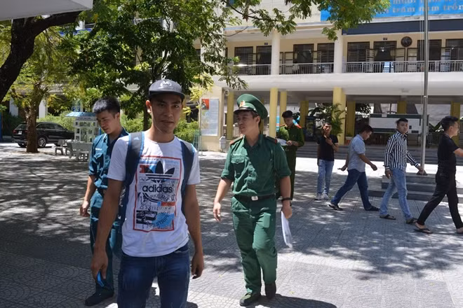 Tại hội đồng thi Đà Nẵng còn bắt gặp nhiều sĩ tử trong quân phục nghĩa vụ Công an và Quân đội.