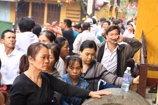 Đến 12h, số người đến dự lễ vía đã lên tới hàng nghìn và ở các cung đường trong phố cổ vẫn tấp nập dòng người nối gót nhau đổ về chùa Ông.