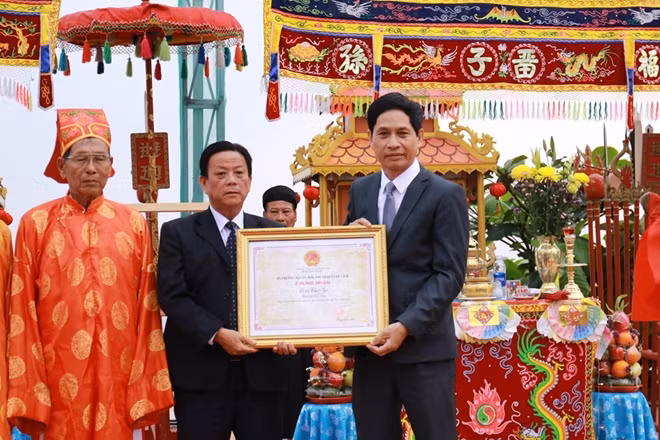 Sáng 20/2, tại lễ hội Cầu ngư truyền thống quận Thanh Khê (TP Đà Nẵng) đã đón nhận Bằng chứng nhận "Lễ hội Cầu ngư - Đà Nẵng" là di sản văn hóa phi vật thể nằm trong Danh mục Quốc gia.