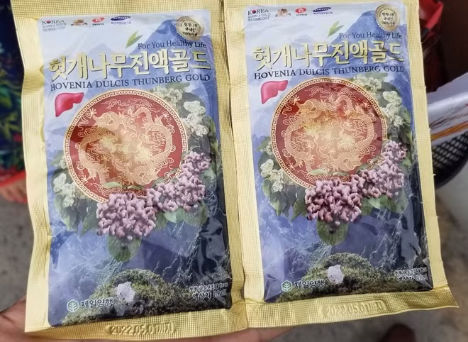Buổi sáng hàng trăm phụ nữ, người già đến "hội thảo" được tặng dầu ăn và sau đó được quảng cáo, giới thiệu, dụ dỗ mua sản phẩm không rõ nguồn gốc với giá hàng triệu đồng.
