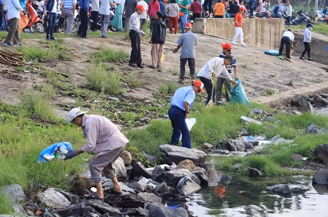 2.000 người là lực lượng vũ trang, đoàn viên, thanh niên, ngư dân, các sở ngành, các doanh nghiệp tại TP Đà Nẵng tham gia dọn dẹp vệ sinh, trả lại cảnh quan môi trường xanh sạch đẹp cho thành phố.