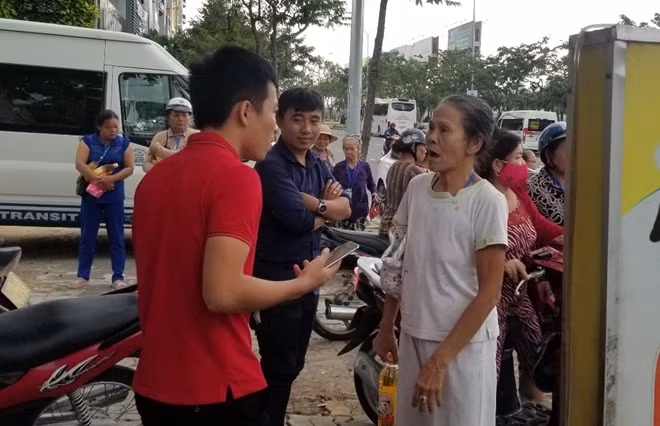 Từ sáng sớm, nhiều phụ nữ, người già dắt díu nhau tập trung trước khách sạn để đến dự “hội thảo” và chờ được nhận quà "dầu ăn".