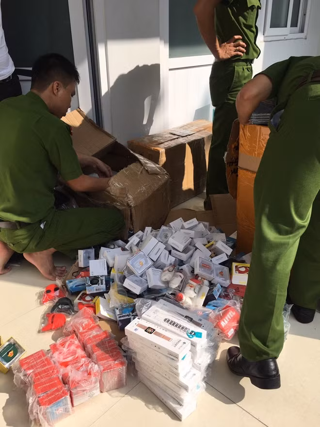 Chỉ trong sáng ngày 25/12, lực lượng CSGT các trạm cửa ô của TP Đà Nẵng đã liên tiếp phát hiện 3 xe tải, xe khách vận chuyển số lượng lớn hàng lậu, thuốc lá điện tử, đồ linh kiện điện tử không có nguồn gốc xuất xứ.