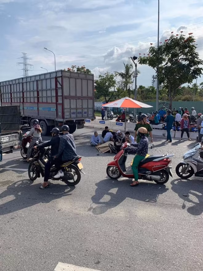 Hiện trường vụ va chạm giữa xe tải và xe máy chạy cùng chiều khiến hai cha con thương vong.