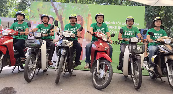 Đội ngũ tài xế GrabBike phần đông là sinh viên, làm thêm để kiếm thu nhập.