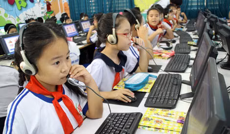Một giờ học ngoại ngữ thực hành nghe- nói cho học sinh Tiểu học TP Hồ Chí Minh.