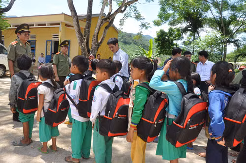 Các em học sinh Ca Dong nghèo phấn khởi vì được nhận quà tặng.