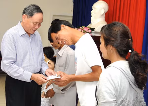 Thượng tướng Nguyễn Văn Rinh trao vốn chăn nuôi, sản xuất cho nạn nhân chất độc da cam/dioxin. Thượng tướng Nguyễn Văn Rinh trao vốn chăn nuôi, sản xuất cho nạn nhân chất độc da cam/dioxin.