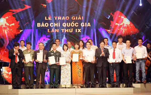 Đồng chí Nguyễn Bắc Son, Bộ trưởng Bộ Thông tin và Truyền thông; đồng chí Nguyễn Thế Kỷ, Phó Trưởng ban Tuyên giáo Trung ương trao giải C cho các tác giả và nhóm tác giả.