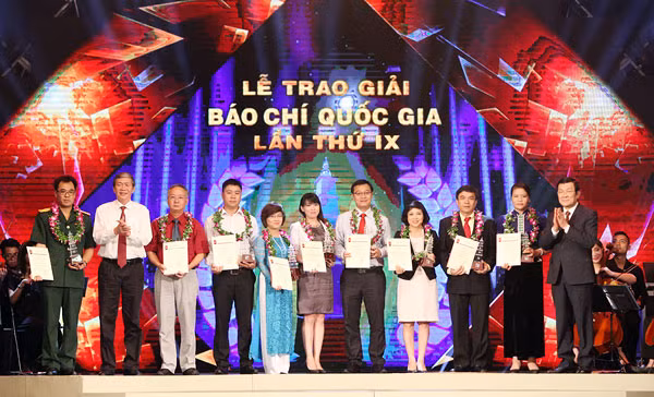 Chủ tịch nước Trương Tấn Sang, đồng chí Đinh Thế Huynh, Ủy viên Bộ Chính trị, Bí thư Trung ương Đảng, Trưởng ban Tuyên giáo Trung ương trao giải A cho các tác giả, nhóm tác giả.