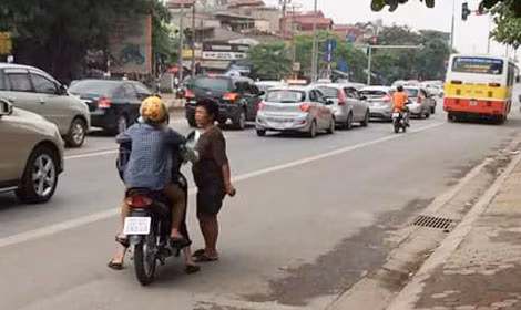Hình ảnh chị Thanh bị cộng đồng mạng gọi với biệt danh “nữ quái” đang chặn xe “xin đểu” được chia sẻ tràn lan trên nhiều trang mạng xã hội.