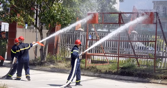 Thực hiện bài phun nước chữa cháy