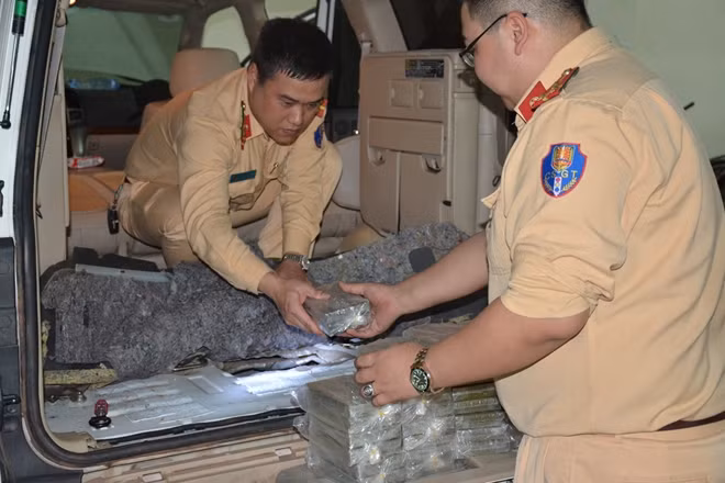 Ma túy giấu dưới sàn xe