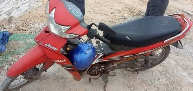 Tìm thấy xe máy của anh Dần để trên bờ